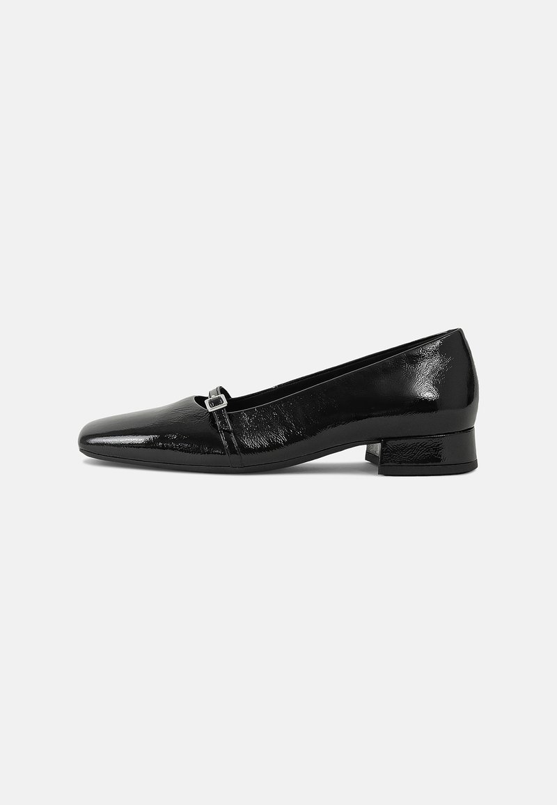 Chaussure femme en cuir verni noir à petit talon, avec une petite bride à boucle et un bout carré, sur un fond clair uni.
