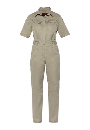 Beige korte mouw jumpsuit met een knoopsluiting aan de voorkant, twee borstzakken en een tailleband. Gemaakt van duurzame katoenmixstof.