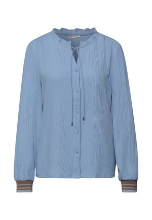 Lichtblauw overhemd met gekreukte textuur, ruches aan de kraag, een keyhole aan de voorkant en gestreepte manchetten met bruine en witte accenten.