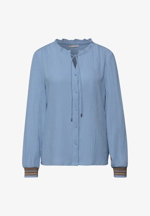 Jasnoniebieska bluzka na guziki o marszczonej fakturze, z falbankowanym kołnierzem, przednim rozcięciem w kształcie łezki oraz paskowanymi mankietami z brązowymi i białymi akcentami.