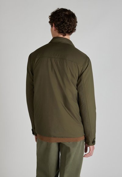 Chaqueta verde oliva con un dobladillo de punto marrón texturizado, con cuello y puños abotonados. Tejido suave y ligero con un corte ajustado.