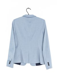 Lichtblauw linnen blazer met een geknipte kraag, een enkele split aan de achterkant en zwarte knoopaccenten op de manchetten. De binnenkant heeft een gebloemde voering.