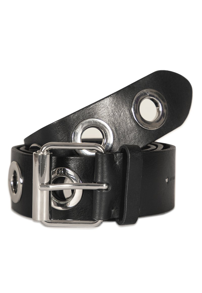 Cintura in pelle nera con occhielli circolari in argento e una fibbia metallica, caratterizzata da una trama liscia e un design classico e funzionale.