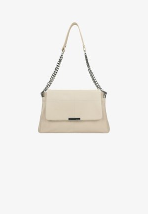Borsa a spalla in pelle beige con un design piatto, tracolla a catena e finiture in argento. Presenta un pannello ripiegabile e dettagli di cucitura discreti.