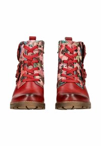 Stivali rossi in pelle con tessuto floreale, lacci rossi, cerniera laterale e decorazioni a forma di fiore sulla caviglia esterna.