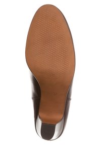 Suela de zapato de piel marrón con un acabado suave y un patrón de textura hexagonal. Presenta un tamaño estampado "37". Forma plana y redondeada.