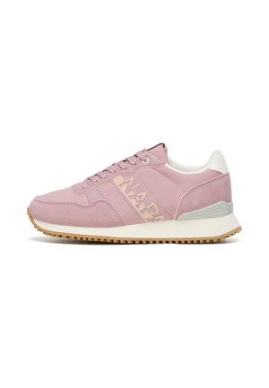 Lyserøde ruskind og stof sneakers med hvid hæl, beige sål, gummimønster, snørelukning foran og "NAPAPIJRI" branding på sidepanelet.