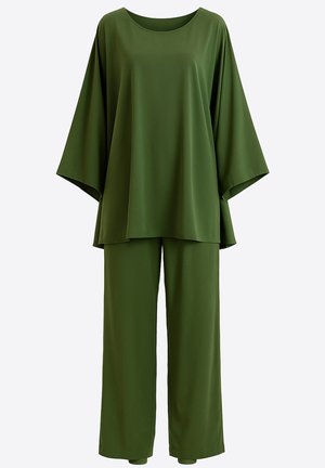 Conjunto verde de dos piezas que incluye una blusa de manga corta y holgada, y pantalones de pierna ancha, confeccionados en una tela ligera y suave.