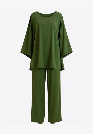 Conjunto verde de dos piezas que incluye una blusa de manga corta y holgada, y pantalones de pierna ancha, confeccionados en una tela ligera y suave.
