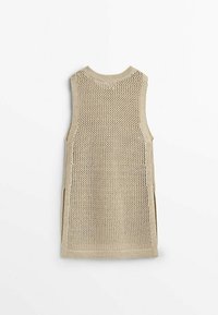 Gilet beige sans manches tricoté avec motif en maille ouverte, col rond et bords côtelés, présenté à plat sur un fond blanc.