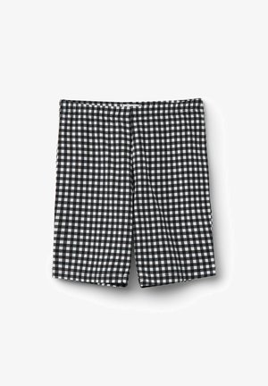 Shorts à carreaux noir et blanc avec une taille élastique, fabriqués en tissu léger, avec une coupe à mi-genoux et une texture lisse.