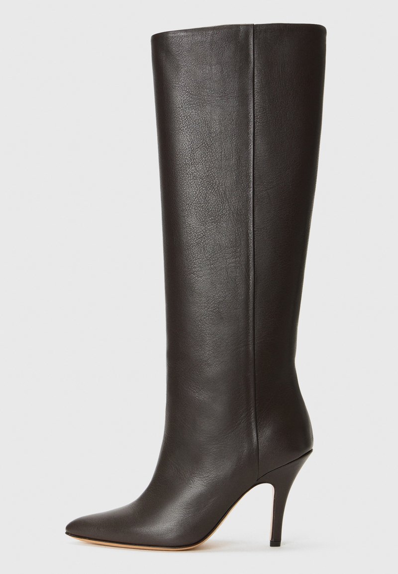 Botte en cuir noire, montée jusqu'au genou, avec un bout pointu, un design épuré et un fin talon haut. Texture lisse et minimalisme des détails.