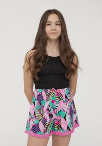 Pantaloni corti con un motivo tropicale di foglie colorate in viola, rosa e verde. Presentano una vita con cordoncino rosa e frange rosa all'orlo.