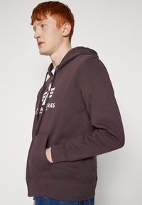 Alpha Industries BASIC UNISEX - Mikina so zipsom - hunter brown