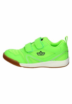 Neongrüner Sportschuh mit zwei Klettverschlüssen, brauner Gummisohle, weißer Zwischensohle und schwarzem Logo an der Seite.