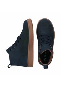 Sneakers alta blu scuro realizzati in materiale morbido con suola in gomma marrone, dotati di lacci e un anello sul retro per facilitare l'indossamento.