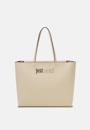 Sac fourre-tout beige avec deux poignées et logo métallique "Just Cavalli" sur le devant, avec une doublure intérieure à motif animal subtil.