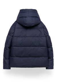Granatowa kurtka puchowa z poziomym pikowaniem i przypinaną kapturem, przedstawiona od tyłu na białym tle.