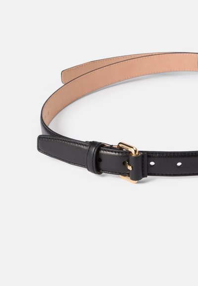 Cinturón de cuero negro con una textura suave, que presenta una hebilla de metal dorado y múltiples agujeros de ajuste a lo largo de su longitud.