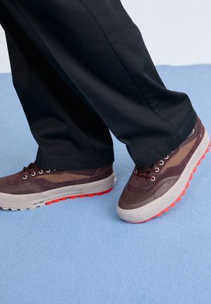 MTE HALF CAB GORE TEX UNISEX - Zapatillas altas - bitter chocolate