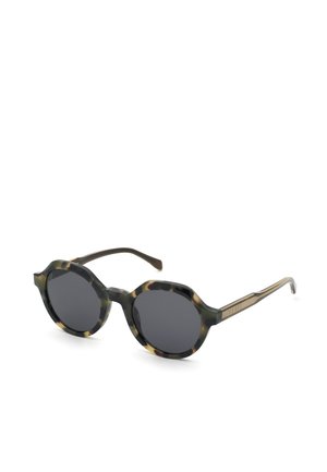 Lunettes de soleil rondes avec verres foncés et montures à motif écaille, inclinées vers la droite sur fond blanc.