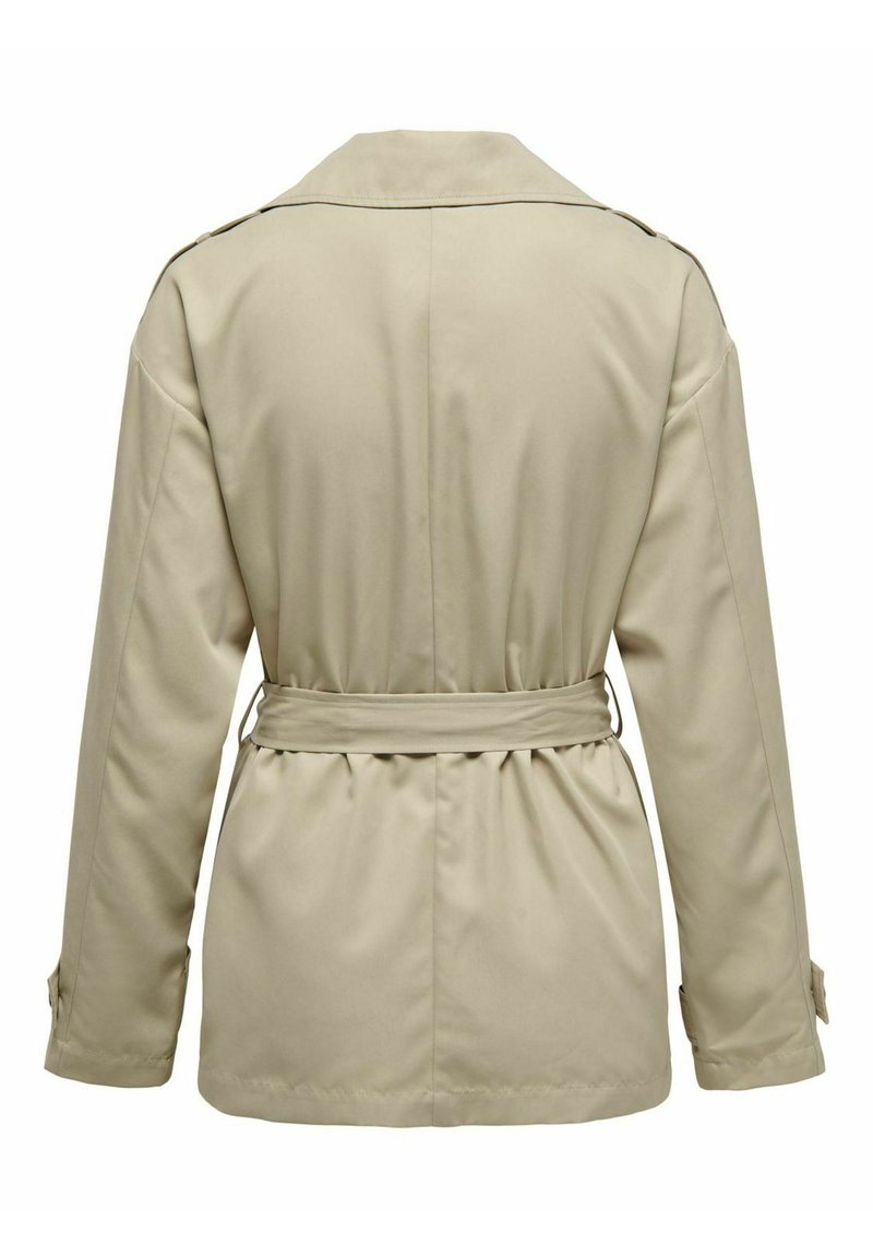 Manteau beige en trench à coupe décontractée, avec une taille ceinturée et un col classique. Dispose de manches longues avec des poignets boutonnés et une texture lisse.