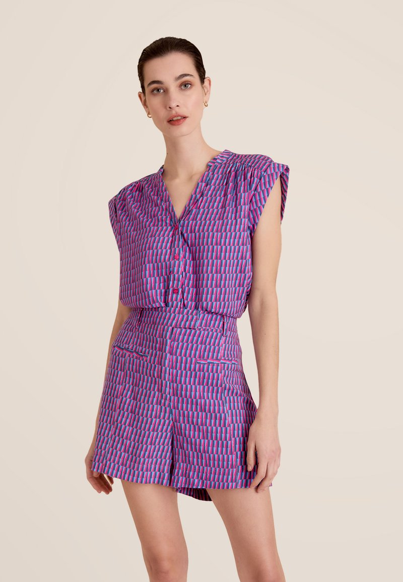 Robe à manches courtes et col en V, présentant un motif géométrique dans des teintes de violet et de rose. Coupe ajustée avec deux poches avant et une texture de tissu lisse.