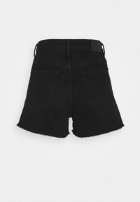 Shorts en denim noir avec ourlet effiloché, deux poches arrière et une ceinture texturée. Le design est décontracté avec une coupe droite.