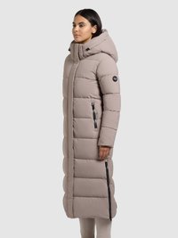 Langer gesteppter Mantel in hellem Taupe, mit Kapuze, Reißverschlusstaschen und schwarzen Reißverschlüssen. Das Design ist in horizontalen Abschnitten gesteppt.