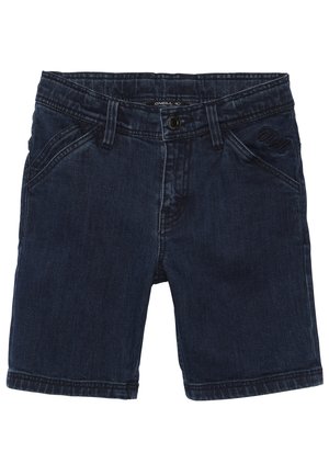 Shorts en denim bleu foncé avec poches avant, passants pour ceinture et fermeture à bouton, avec un logo brodé subtil sur la poche droite.