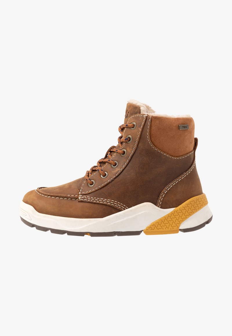 Botte d’hiver montante en cuir marron avec semelle blanche, accent orange au talon, lacets à l’avant et doublure intérieure douce.