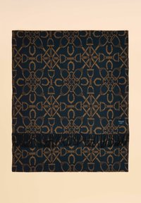 Šál s ošúchanými okrajmi v námorníckej modrej farbe so zlatým jazdeckým vzorom obsahujúcim podkovy a jazdecké doplnky, vyrobený z mäkkej textúrovanej tkaniny.