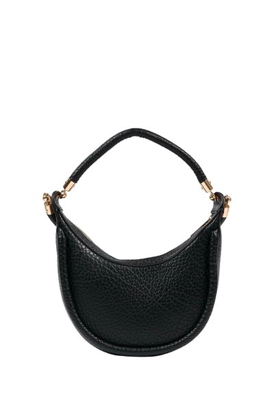 Borsa a mano in pelle nera con finitura testurizzata, forma semicircolare e manico corto. Presenta dettagli in hardware dorato e chiusura con zip.