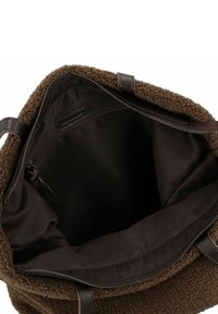 Borsa a spalla in tessuto marrone con esterno morbido e texturizzato, manici in pelle e fodera in tessuto scuro. Presenta una tasca con zip all'interno.