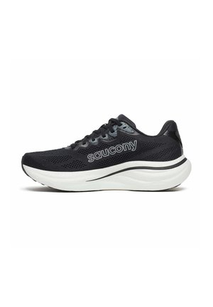 Schwarzer Saucony Laufschuh mit weißer dicker Sohle, schwarzen Schnürsenkeln und Mesh-Obermaterial, von der Seite auf weißem Hintergrund gezeigt.