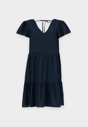 Navyblauwe jurk met korte pofmouwen, een diepe V-hals, een gelaagde onderkant en een striksluiting op de rug, gemaakt van lichte stof.