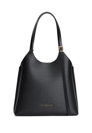 Schwarze strukturierte Lederhandtasche mit zwei Riemen, davon einer mit goldener Schnalle verstellbar, und kleinen goldenen Markenschriftzügen auf der Vorderseite.