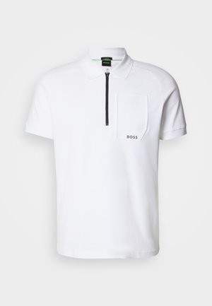 Hvit polo-skjorte med korte ermer, med glidelås i kragen og brystlomme på venstre side. "BOSS" logo trykt på lommen, kontrastfarge svart glidelås.