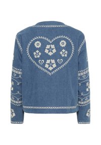 Denim jakna z zapleteno belimi cvetličnimi vezeninami na hrbtu in rokavih, s srcem in dekorativnim šivom ob robovih.