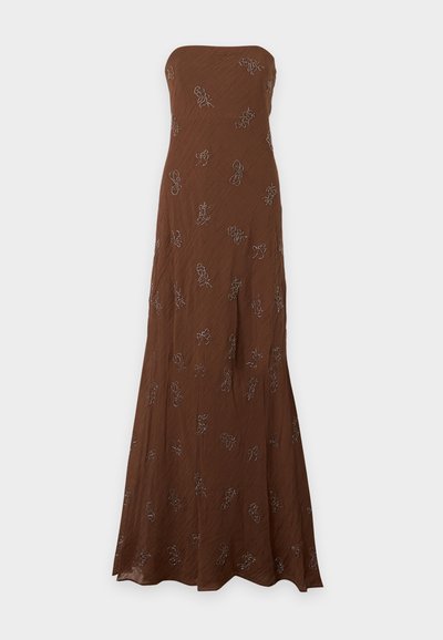 Robe maxi marron sans bretelles avec un motif subtilement texturé et de petits motifs floraux brodés dispersés.