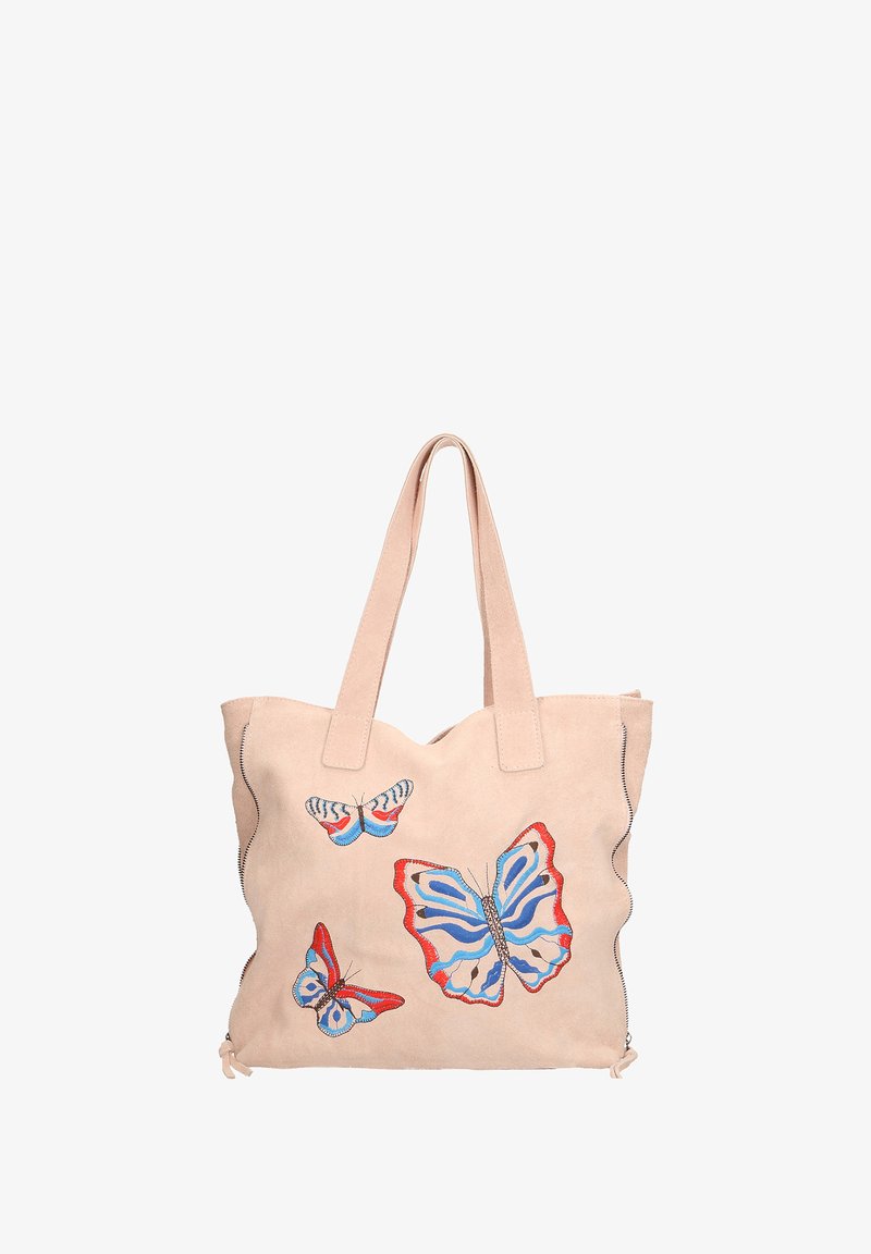 Beige suède tote bag met vier geborduurde vlinders in blauw, rood en wit. Kenmerkt stevige schouderbanden en een ritssluitingsdetail aan één kant.