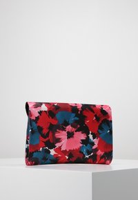 Květinové psaníčko s kombinací červených, růžových a modrých odstínů na černém pozadí, s hladkou texturou a strukturovaným tvarem.