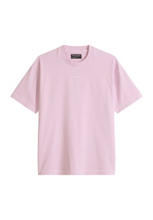 T-shirt rose clair à manches courtes et col rond côtelé avec un petit motif de texte subtil sur la poitrine, présenté à plat sur un fond blanc.