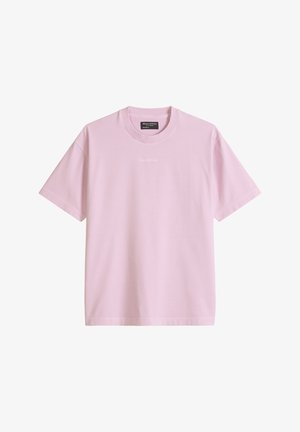 T-shirt rose clair à manches courtes et col rond côtelé avec un petit motif de texte subtil sur la poitrine, présenté à plat sur un fond blanc.