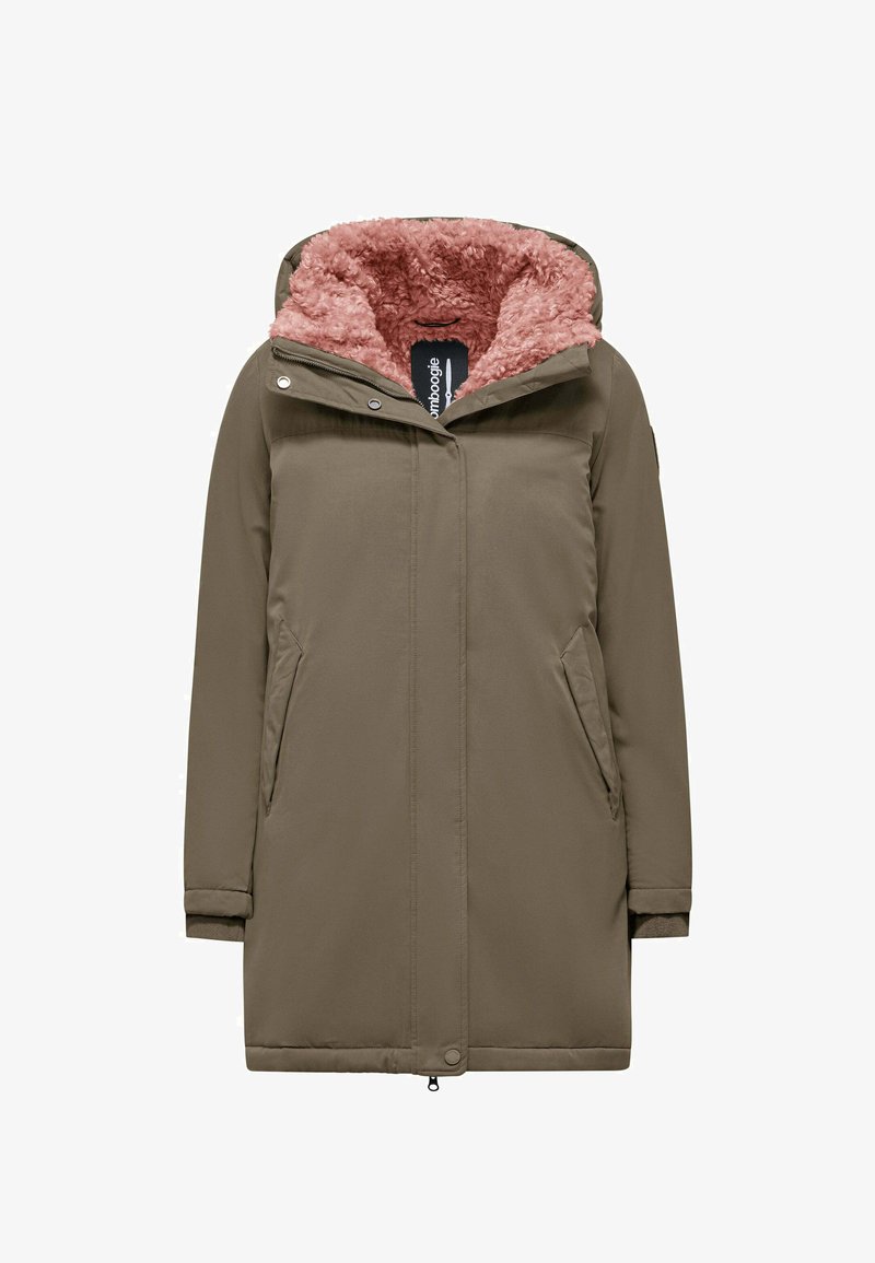 Parka di colore verde oliva con fodera morbida rosa, chiusura con zip, due tasche laterali e cappuccio. Tessuto esterno liscio, design di lunghezza media.