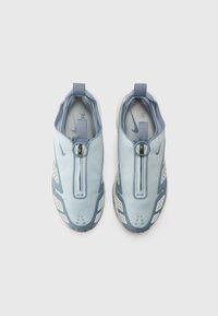 Mėlyni slip-on sportiniai bateliai, pagaminti iš audinio ir gumos, su užtrauktuku, paminkštintu apvadu ir perforuotais akcentais vėdinimui.