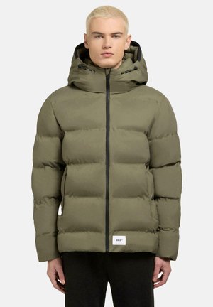 Olivgrüne Steppjacke mit Kapuze, Frontreißverschluss und schwarzen Akzenten. Verfügt über ein gestepptes Design und ein Logo-Patch in der Taille.