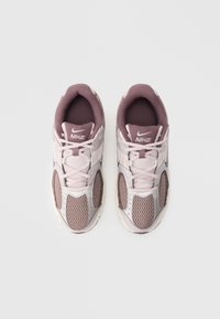 Αθλητικά παπούτσια Nike σε ανοιχτό ροζ και μωβ αποχρώσεις, με πάνελ από διχτυωτό υλικό, υφασμάτινες λεπτομέρειες και μαλακό γιακά. Κορδόνια και λογότυπο σε λευκό χρώμα.