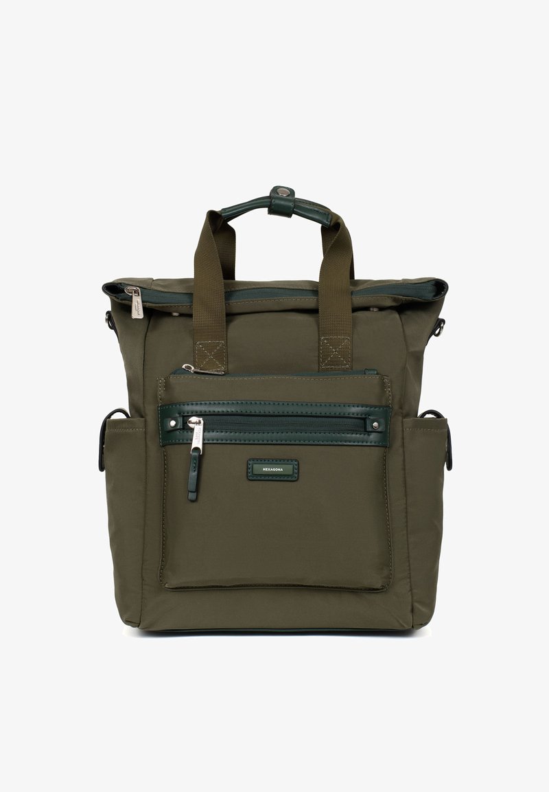 Olijfgroene nylon tas met dubbele bovenhandvaten, externe ritszakken en glanzende accenten. Rechthoekige vorm met een gestructureerd ontwerp.