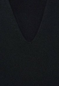 Top en maille côtelée noire avec un décolleté en V profond, mettant en valeur son tissu texturé et sa silhouette épurée. Idéal pour le superposition.
